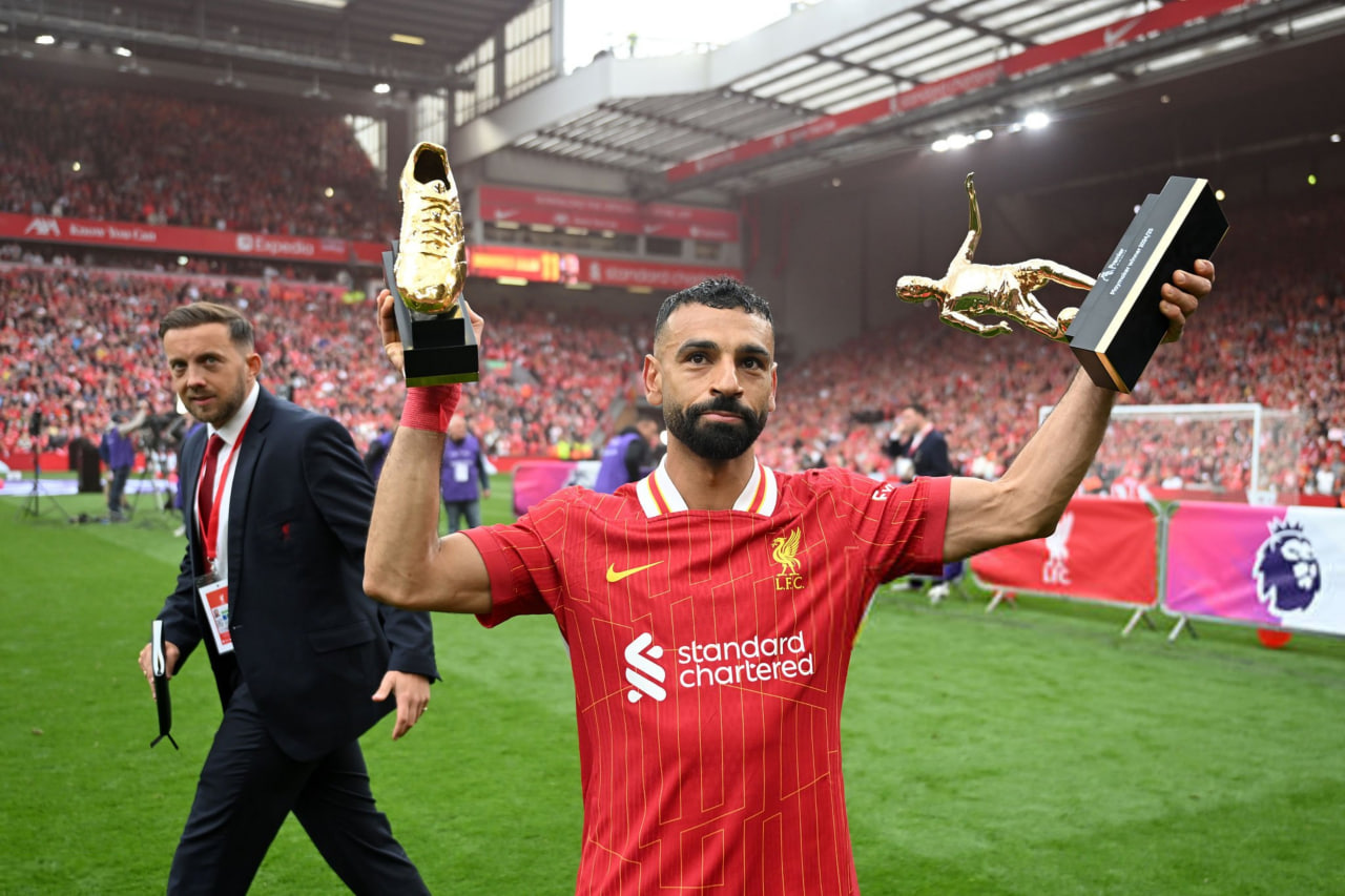 محمد صلاح و جایزه‌هایش در ورزشگاه آنفیلد همراه لیورپول
