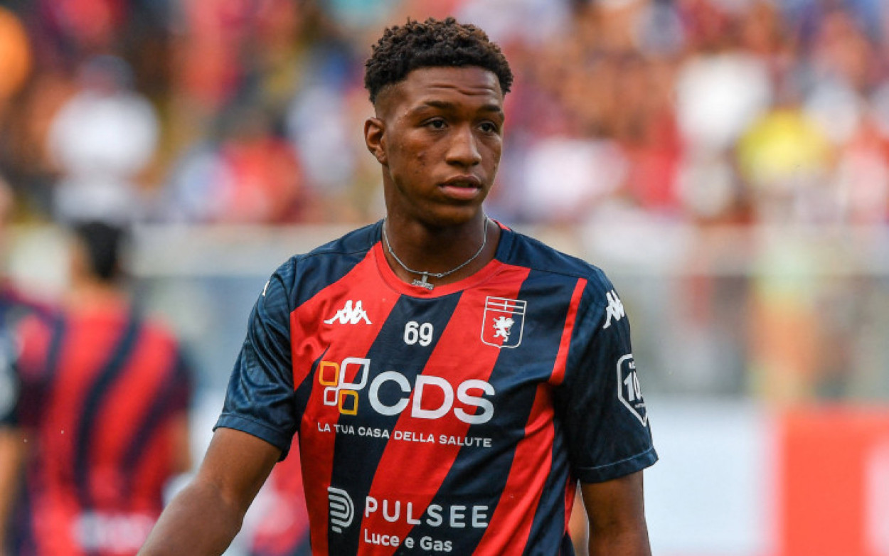 هانست آهانوز مدافع چپ ایتالیایی نیجریه‌ای جنوا