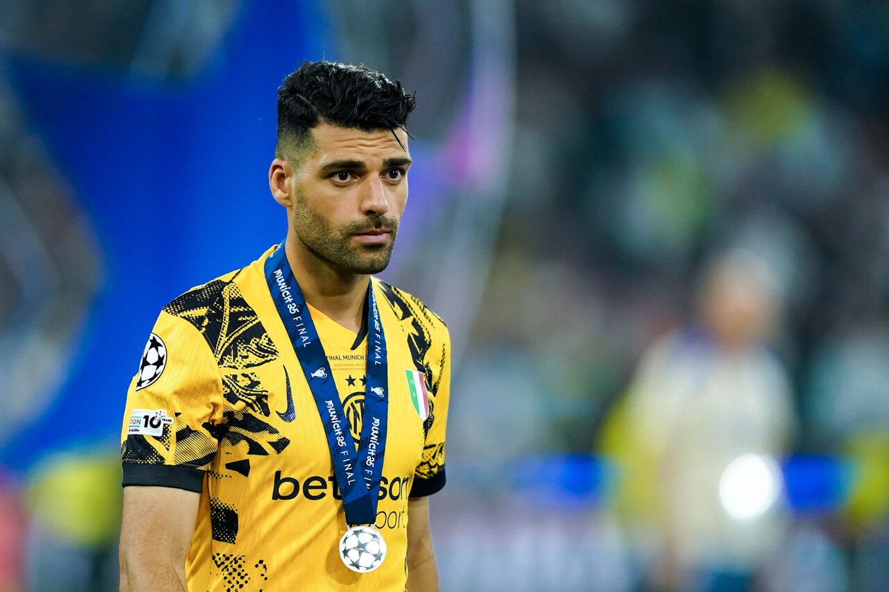 مهدی طارمی مهاجم ایرانی اینتر هنگام دریافت مدال نقره لیگ قهرمانان اروپا