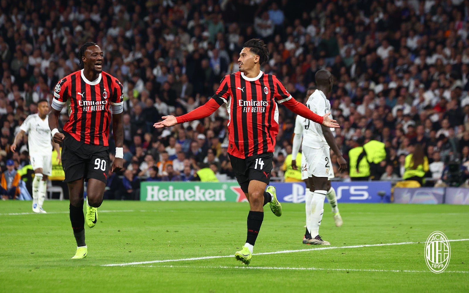 تیجانی ریندرس هافبک هلندی میلان پس از گلزنی به رئال مادرید