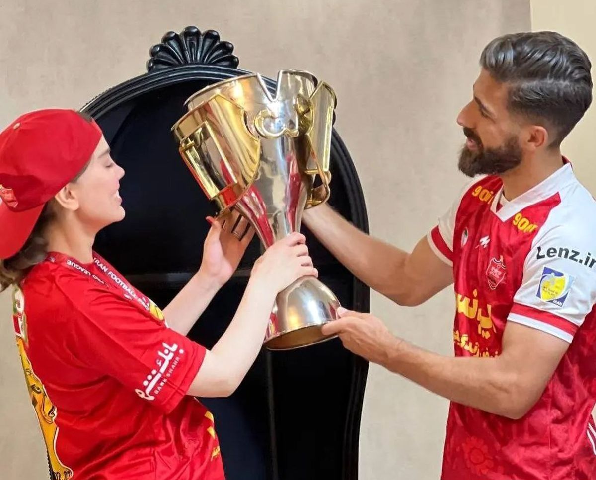 فرشاد فرجی کنار لیلا حسینی و جام قهرمانی پرسپولیس