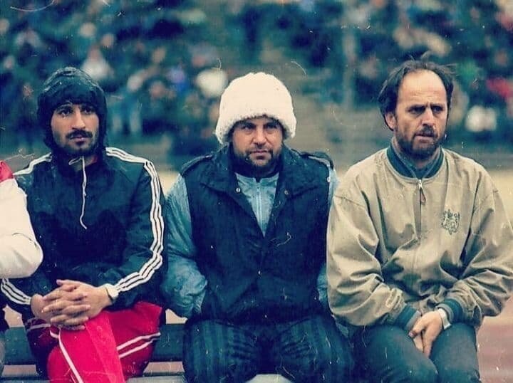 عکس زیر خاکی از محمد مایلی کهن علی پروین زمانی که هم‌بازی بودند