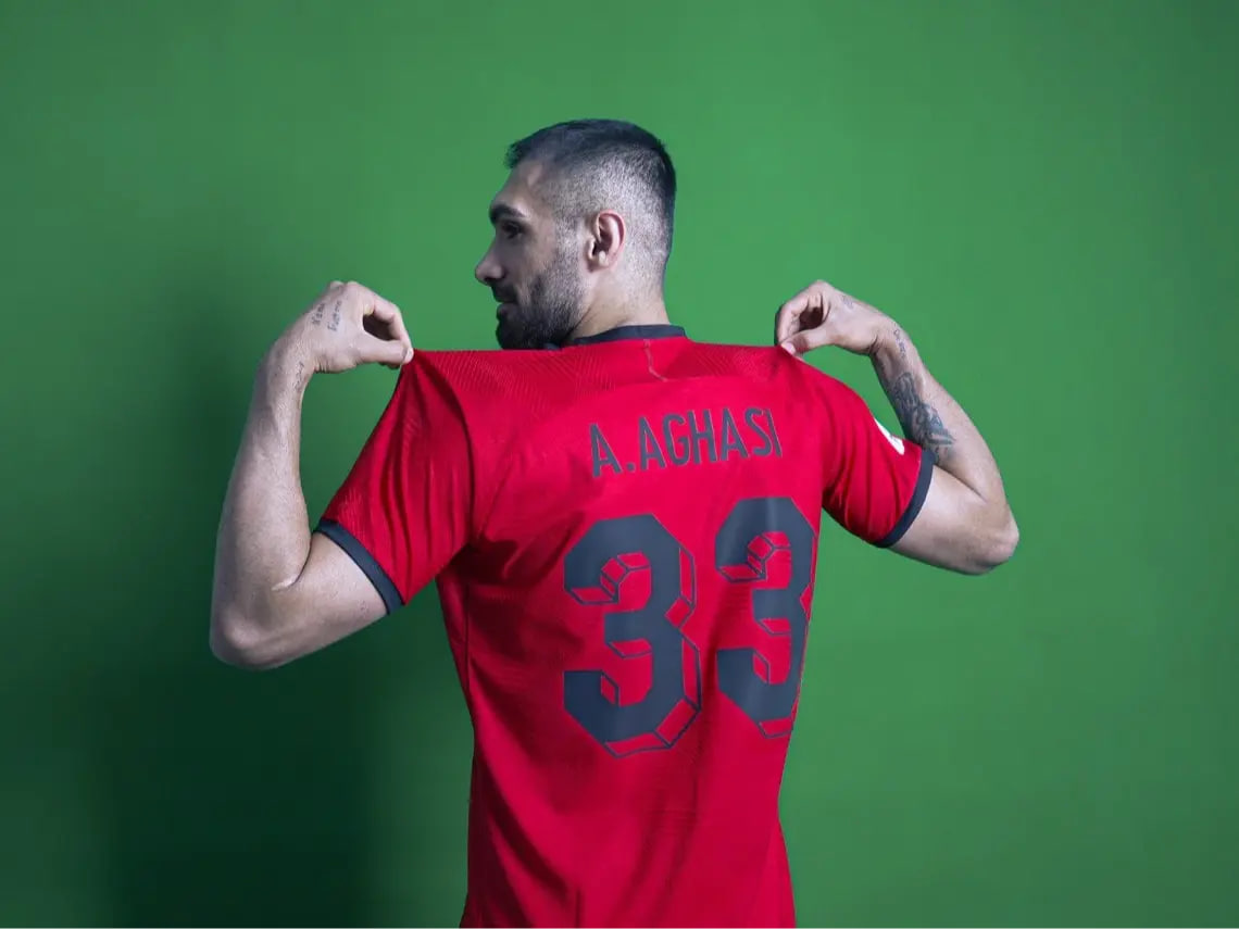 عارف آقاسی با پیراهن تراکتور