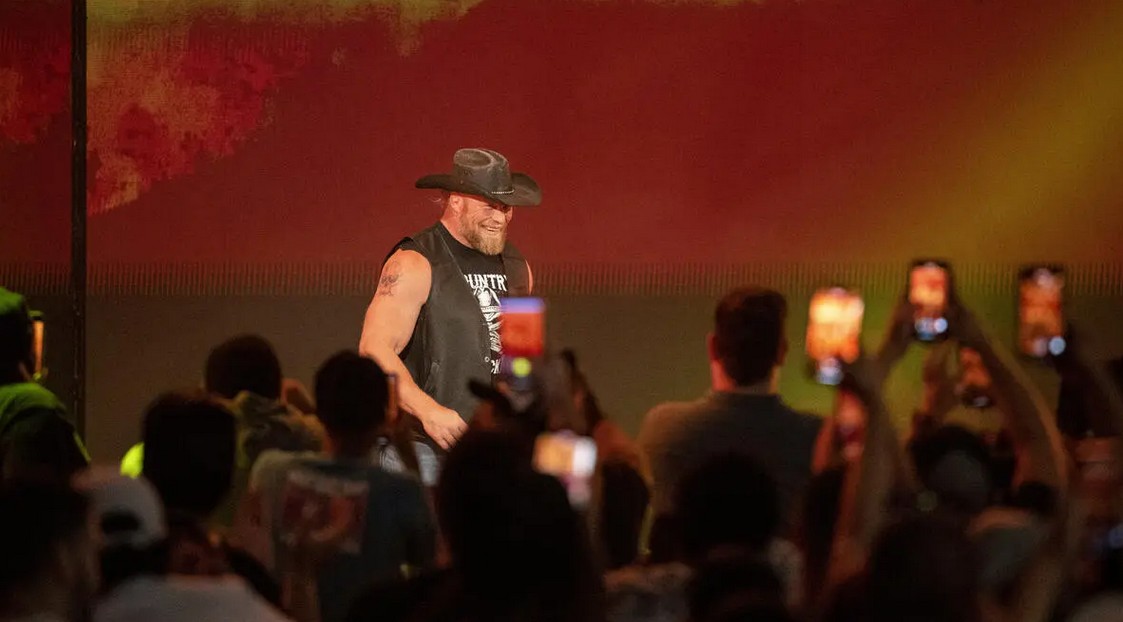 براک لزنر، ستاره کشتی کج و قهرمان سابق WWE و UFC