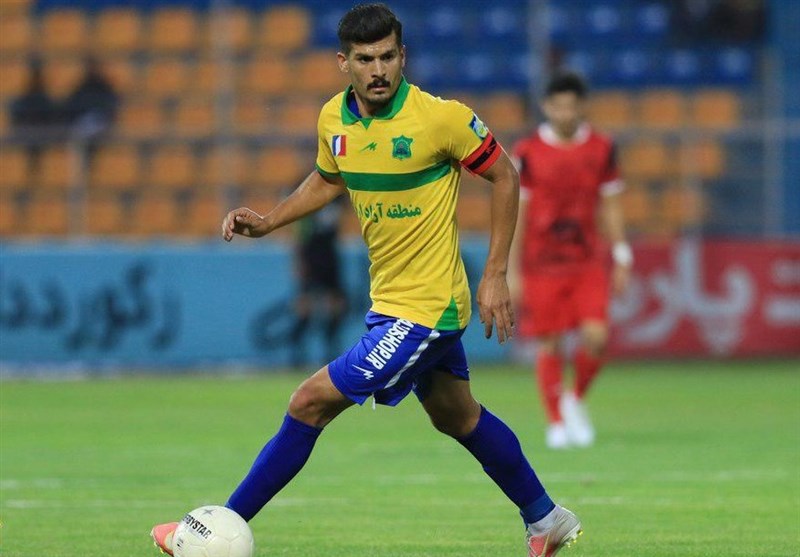 عکس از طالب ریکانی هافبک نفت آبادان
