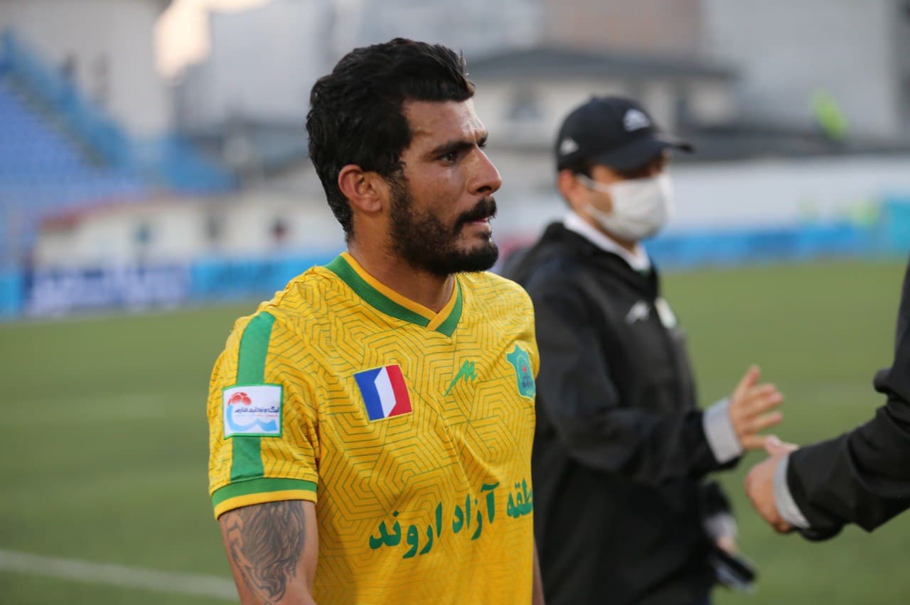 عکس از طالب ریکانی هافبک صنعت نفت آبادان 