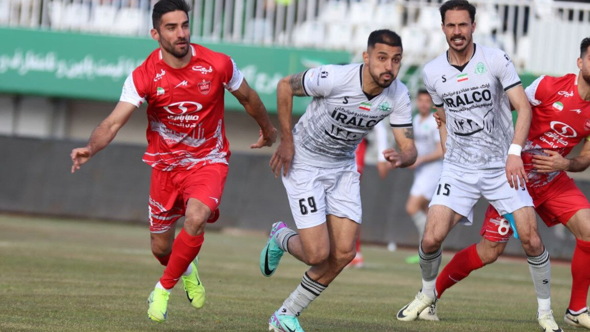 عکس از محمدامین کاظمیان وینگر سابق آلومینیوم در بازی با پرسپولیس