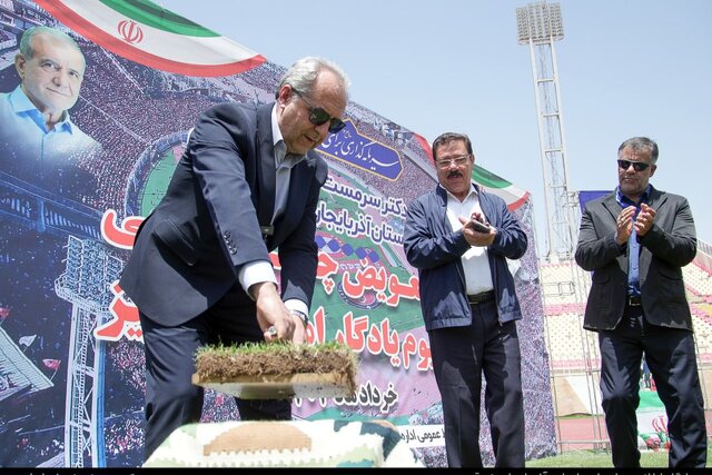عکس از شروع تعویض چمن ورزشگاه یادگار امام - ۸ خرداد