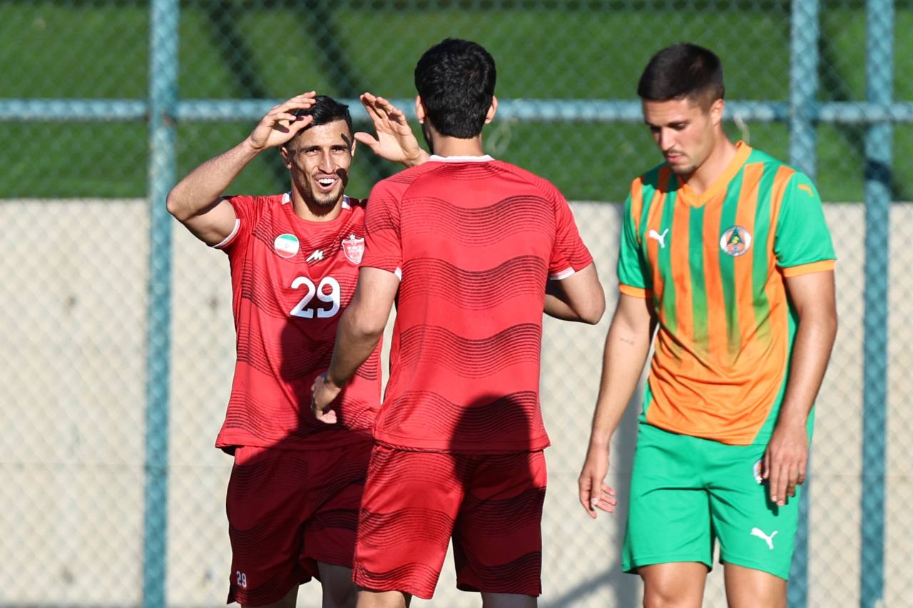 علی علیپور مهاجم پرسپولیس پس از گلزنی به آلانیااسپور در بازی دوستانه