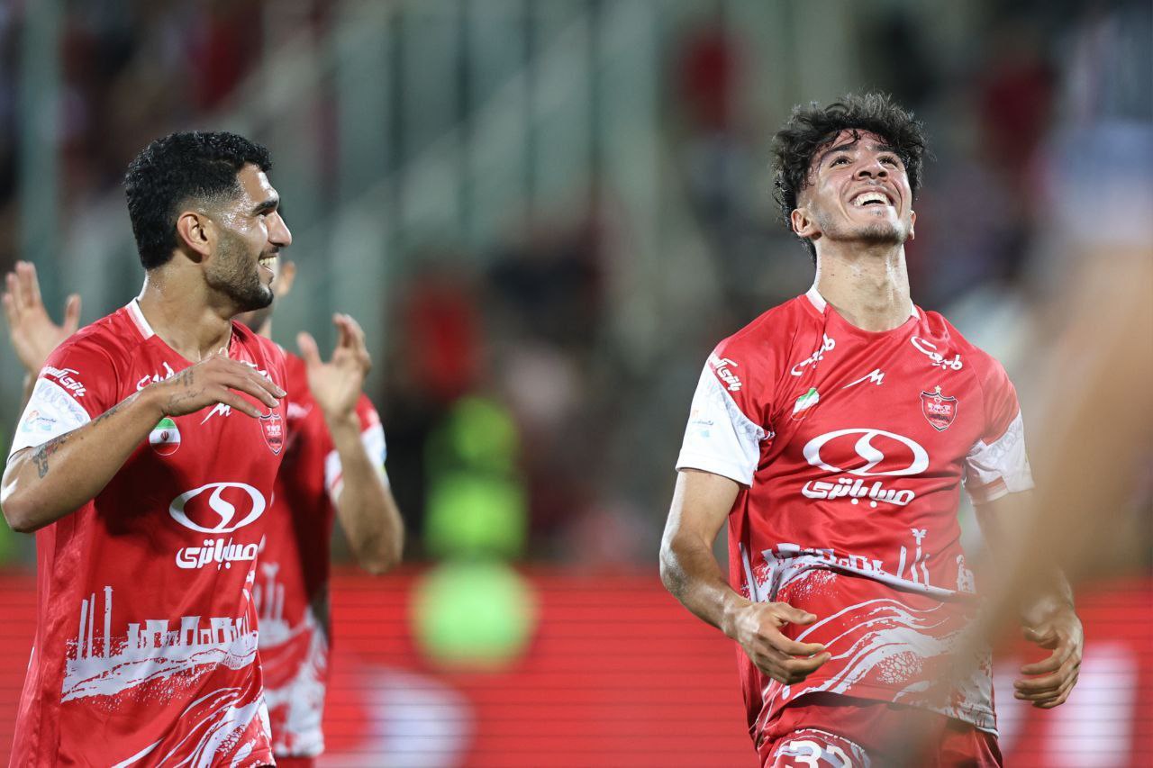 عکس از یعقوب براجعه مدافع هافبک تیم پرسپولیس پس از گل به هوادار