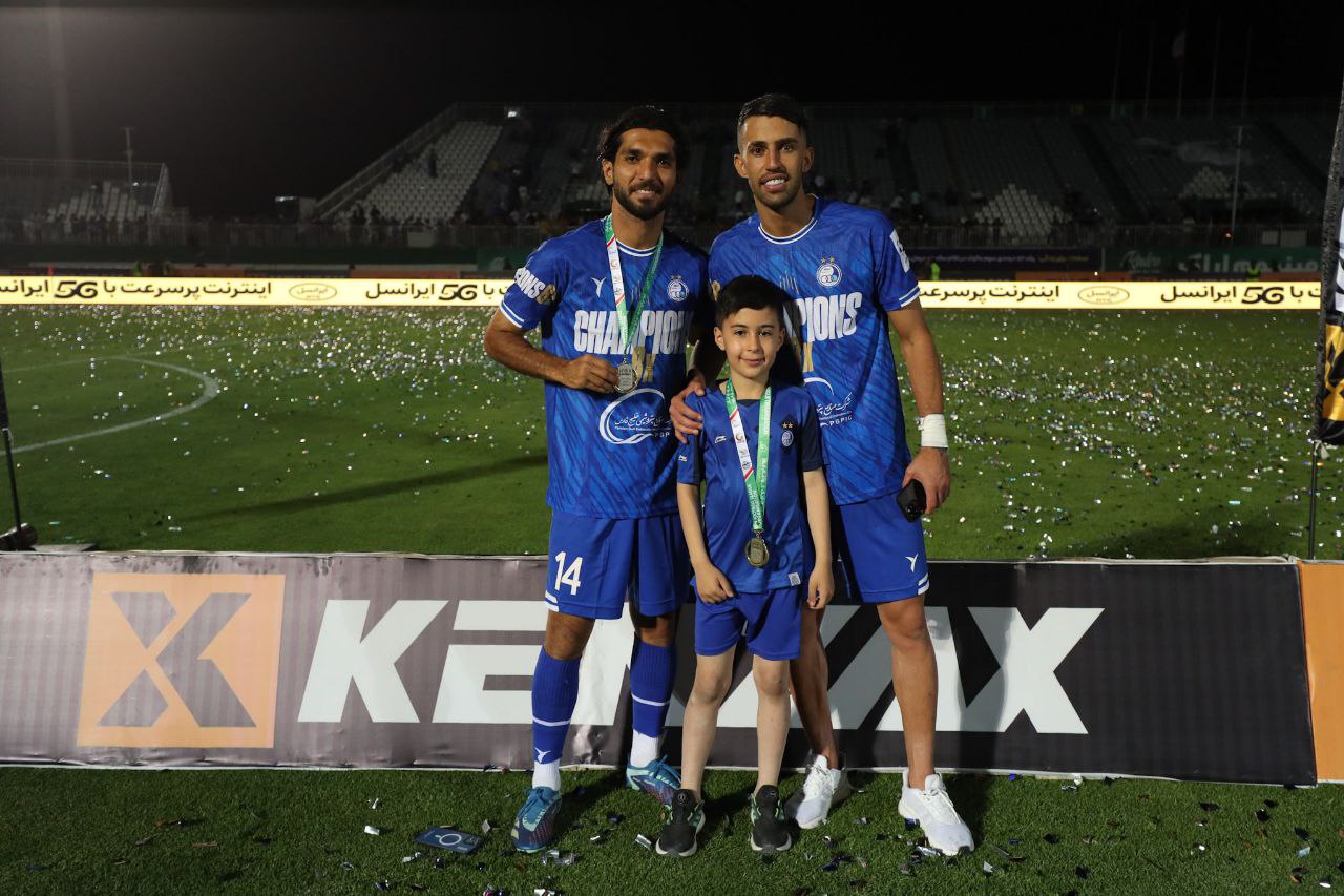 عکس از آرش رضاوند و زبیر نیک نفس هافبک های استقلال در فینال جام حذفی