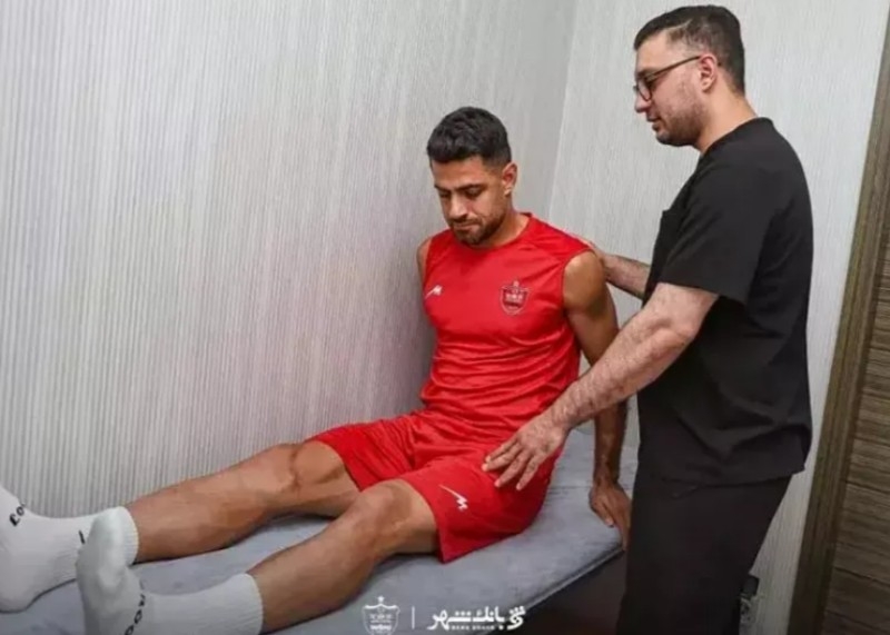 عکس از مرتضی پورعلی گنجی مدافع مصدوم پرسپولیس