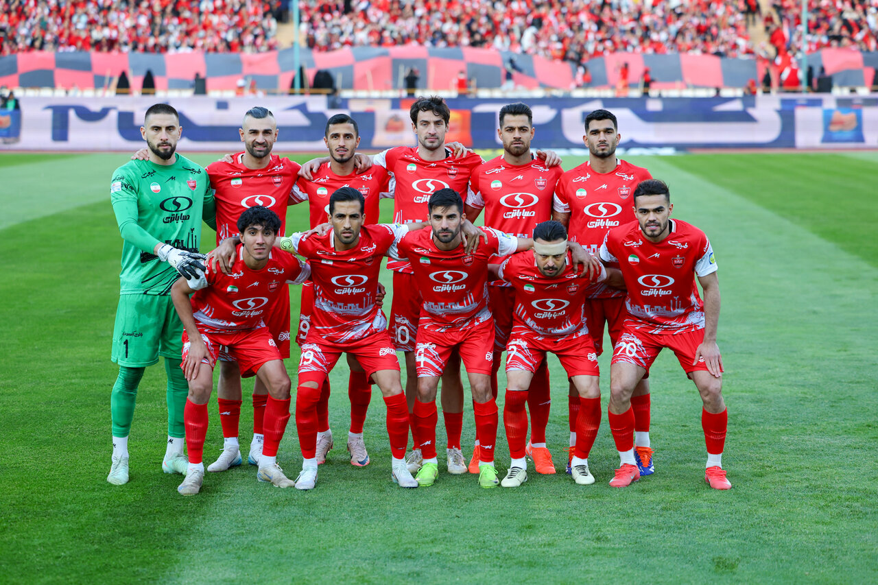 عکس تیمی از بازیکنان پرسپولیس در بازی با هوادار