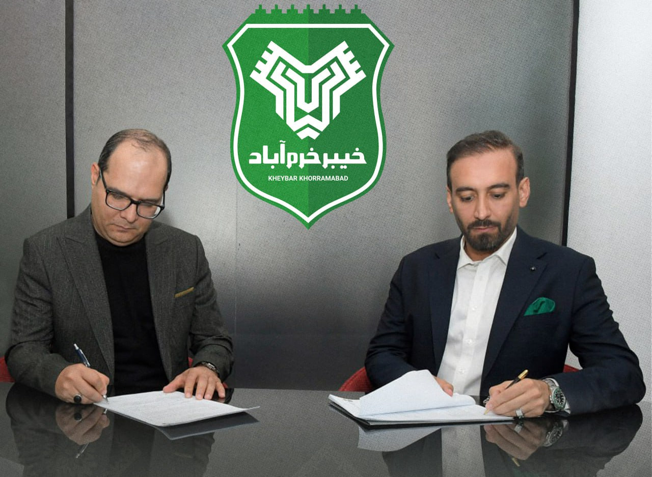 عکس از محمد ربیعی سرمربی خیبر خرم آباد