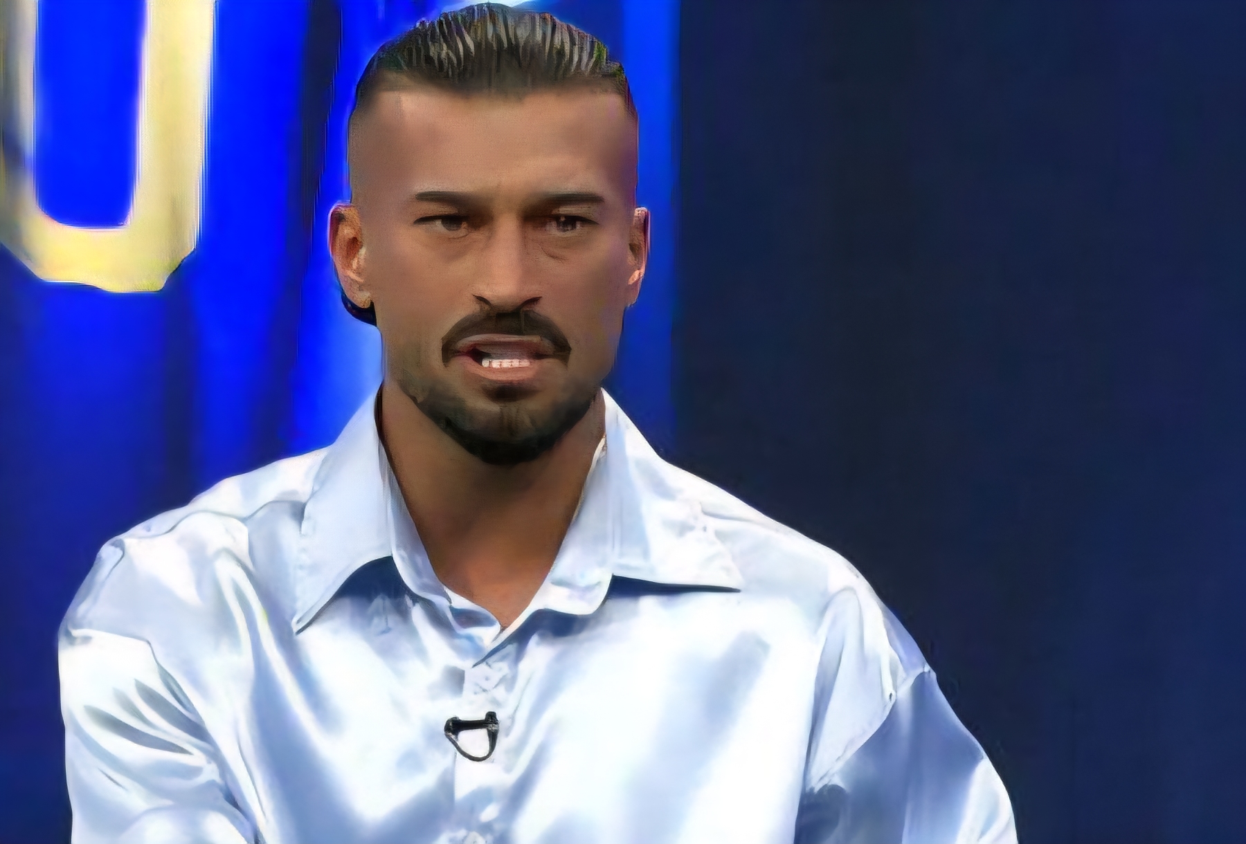عکس از رامین رضاییان مدافع راست استقلال در برنامه فوتبال برتر