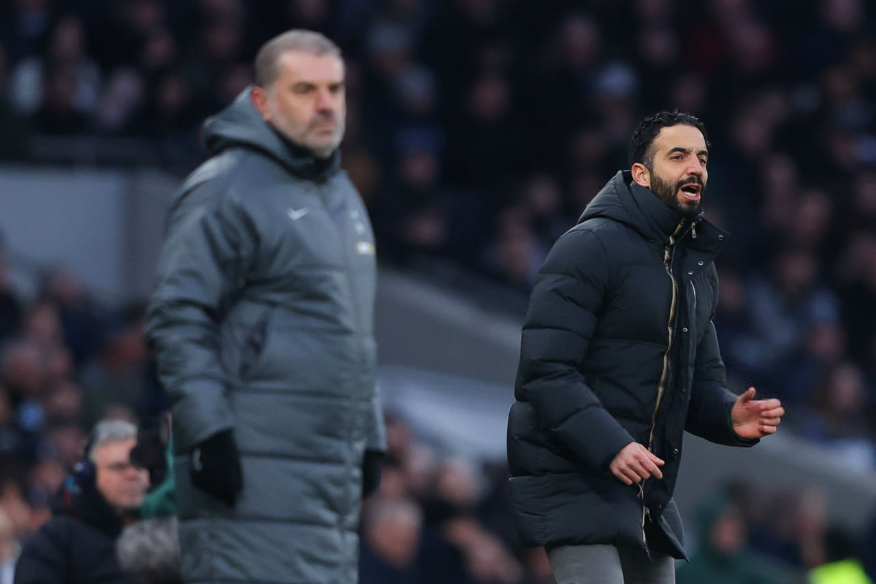 روبن آموریم سرمربی پرتغالی و آنژ پوستکوعلو سرمربی استرالیایی در کنار زمین - تاتنهام - منچستریونایتد