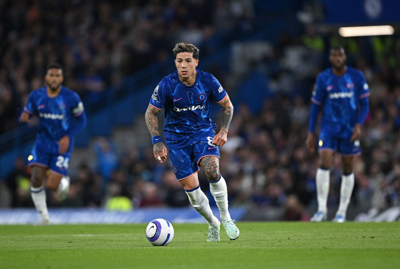 انزو فرناندز هافبک آرژانتینی در زمین - چلسی