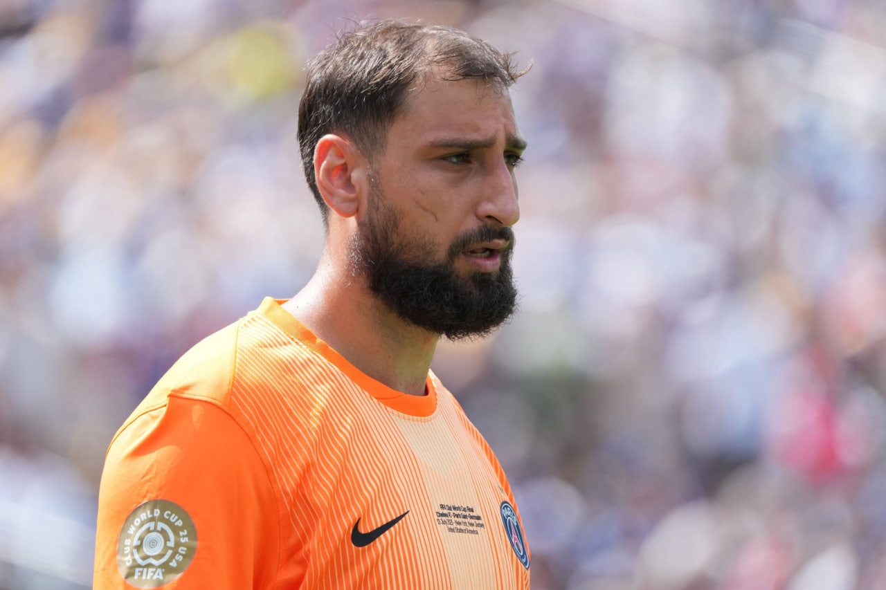 جانلوئیجی دوناروما دروازه‌بان ایتالیایی در زمین - پاری سن ژرمن