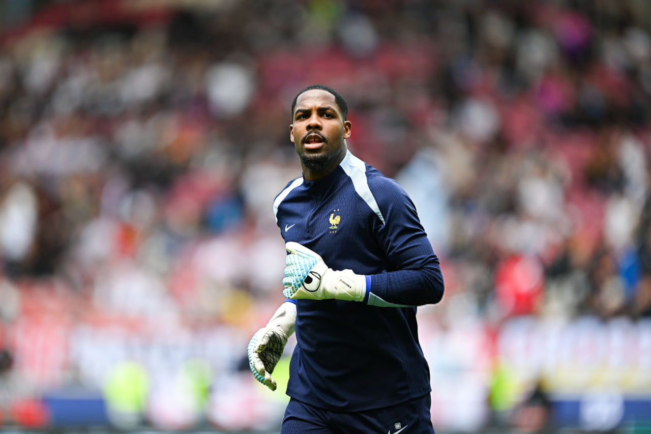 مایک منیان دروازه‌بان فرانسوی در زمین - میلان