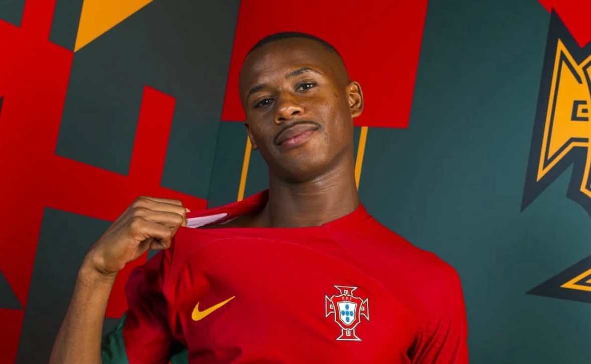 تیاگو ژالو مدافع پرتغالی در حال عکس برداری - تیم ملی پرتغال