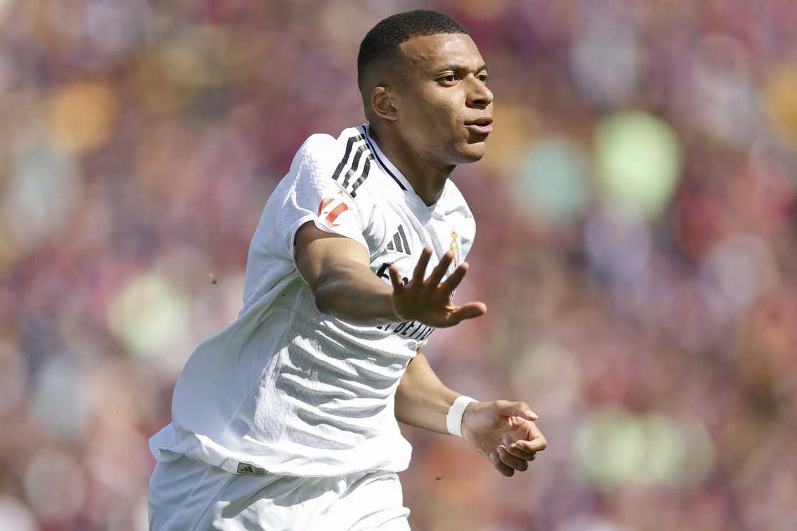 کیلیان امباپه در بازی مقابل بارسلونا 