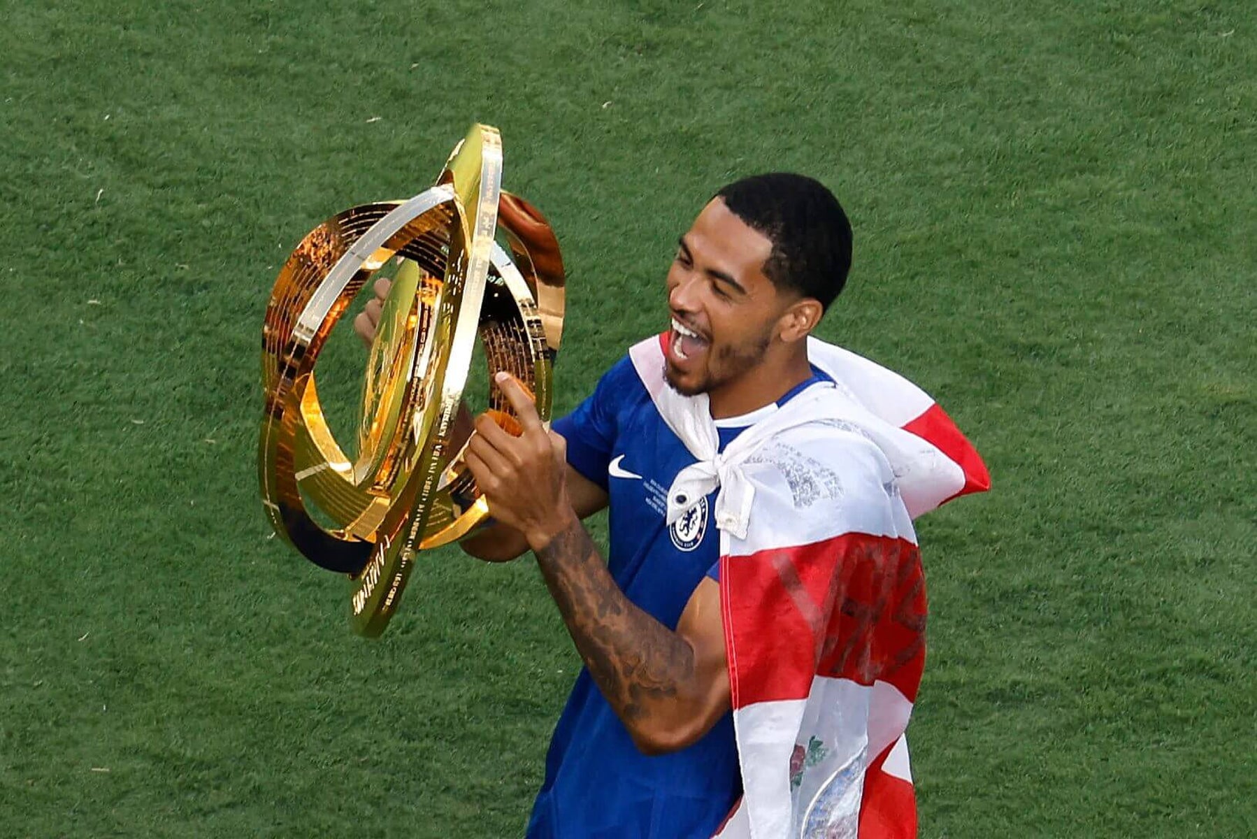 لوی کولویل همراه با جام قهرمانی چلسی در جام جهانی باشگاه‌ها 