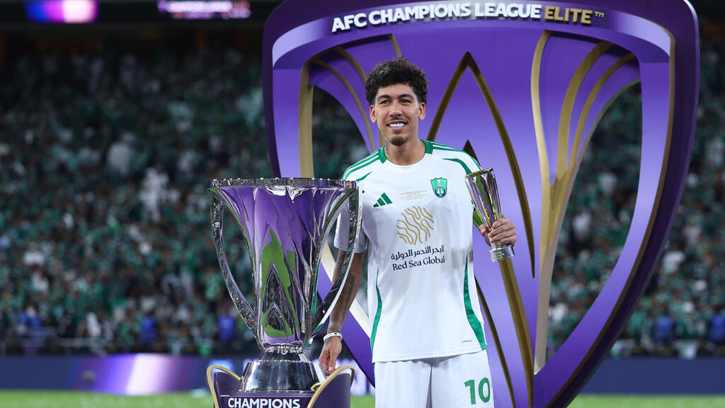 روبرتو فیرمینو در جشن قهرمانی الاهلی عربستان در لیگ نخبگان آسیا