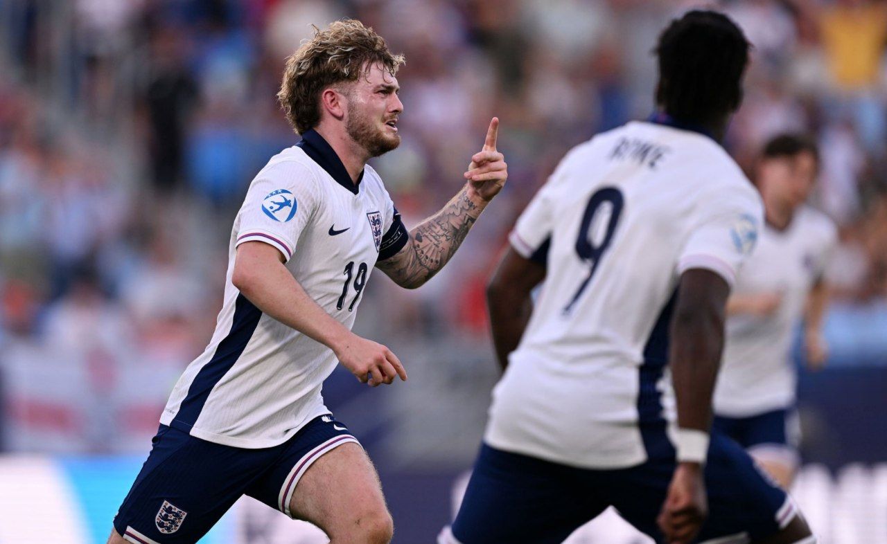 خوشحالی پس از گل هاروی الیوت در مسابقات یورو زیر ۲۱ سال