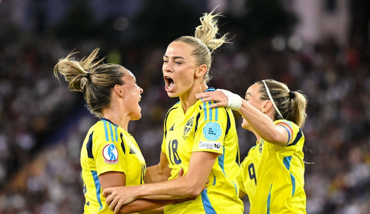 خوشحالی بازیکنان تیم ملی زنان سوئد پس از گلزنی به تیم ملی زنان آلمان در یورو ۲۰۲۵ زنان 