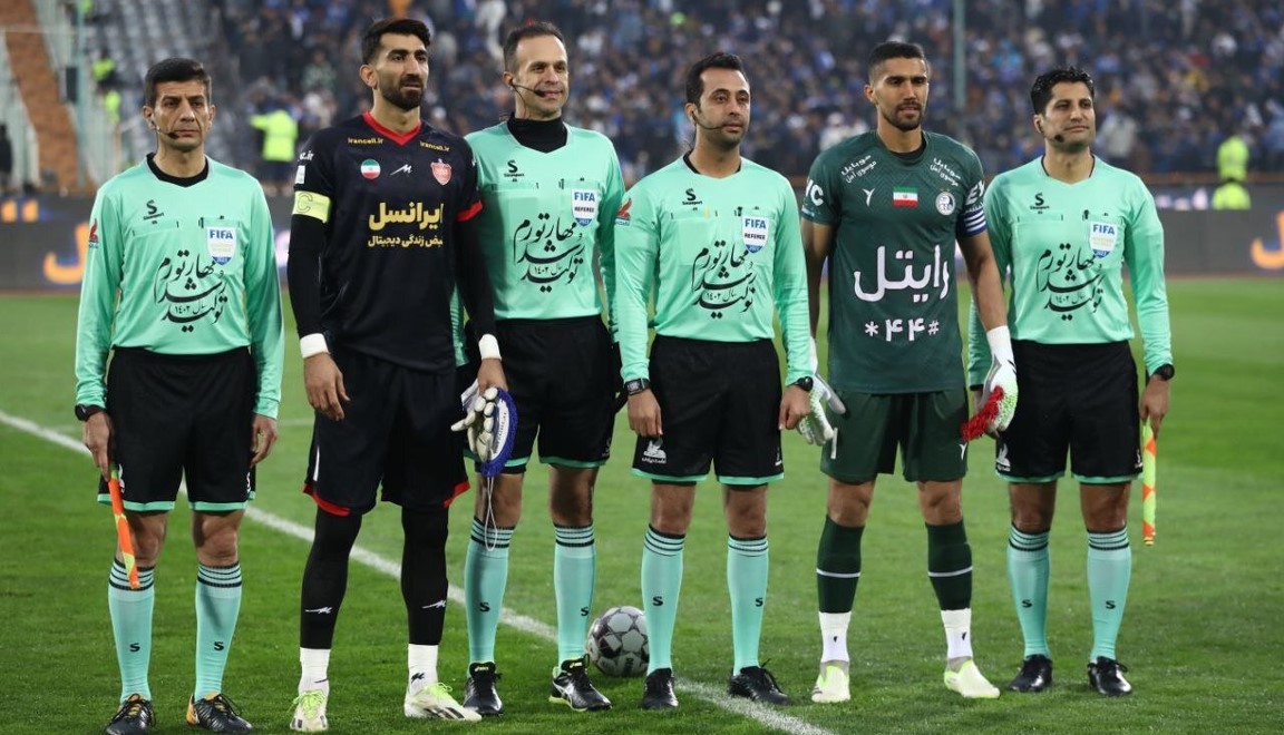 علیرضا بیرانوند دروازه‌بان تیم ملی و تراکتور و سابق پرسپولیس به همراه سیدحسین حسینی دروازه بان استقلال در دربی استقلال و پرسپولیس