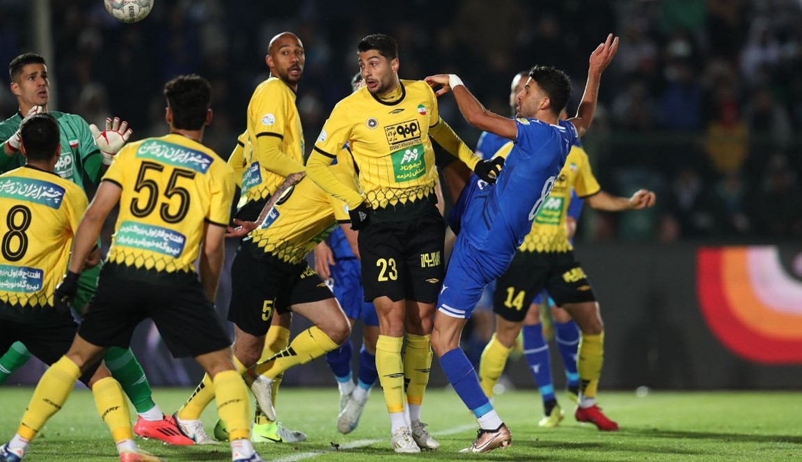 آرش رضاوند هافبک سابق استقلال در مقابل سپاهان - محمدمهدی محبی بازیکن سپاهان اصفهان - استیون انزونزی بازیکن سپاهان و گزینه استقلال - پیام نیازمند دروازه بان سابق سپاهان و حال حاضر پرسپولیس تهران - لیگ برتر ایران