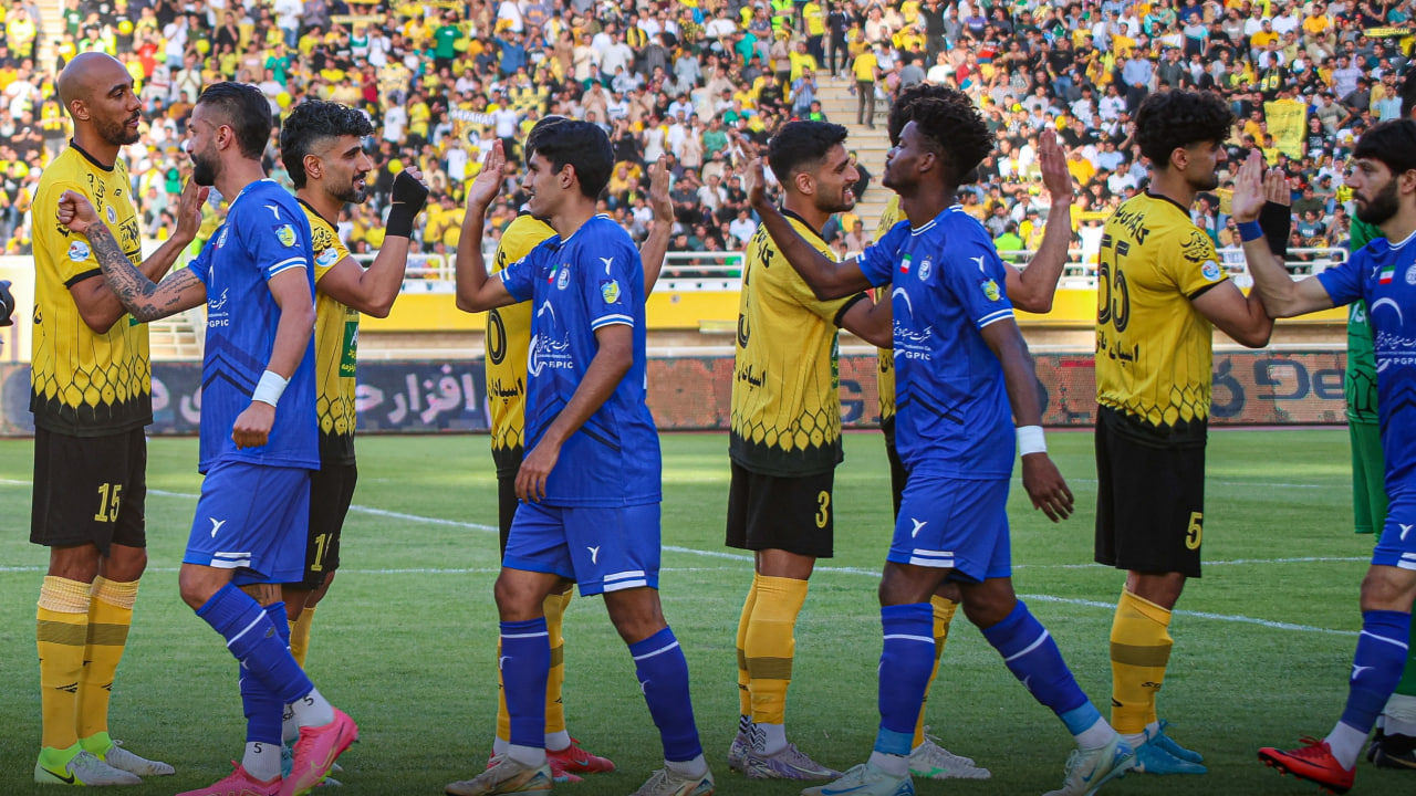 آرمین سهرابیان و محمدحسین اسلامی بازیکنان استقلال تهران - حسین گودرزی بازیکن سپاهان اصفهان - لیگ برتر ایران - امیرهوشنگ سعادتی