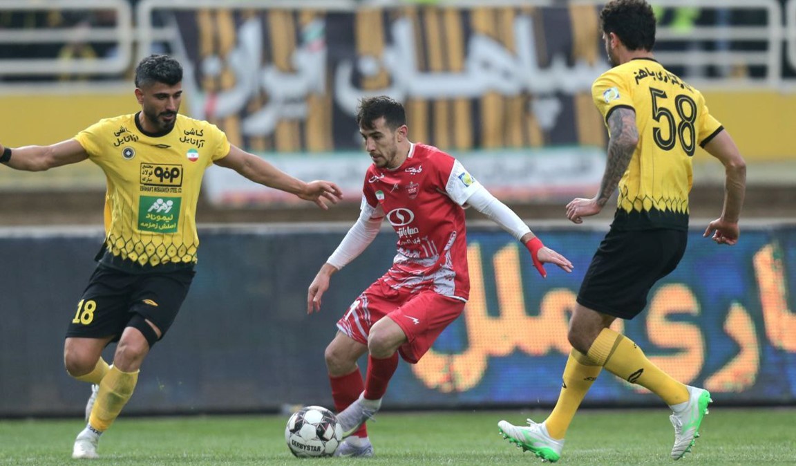 فرشاد احمدزاده وینگر پرسپولیس تهران - میلاد زکی پور و محمد دانشگر بازیکنان سپاهان اصفهان - لیگ برتر ایران