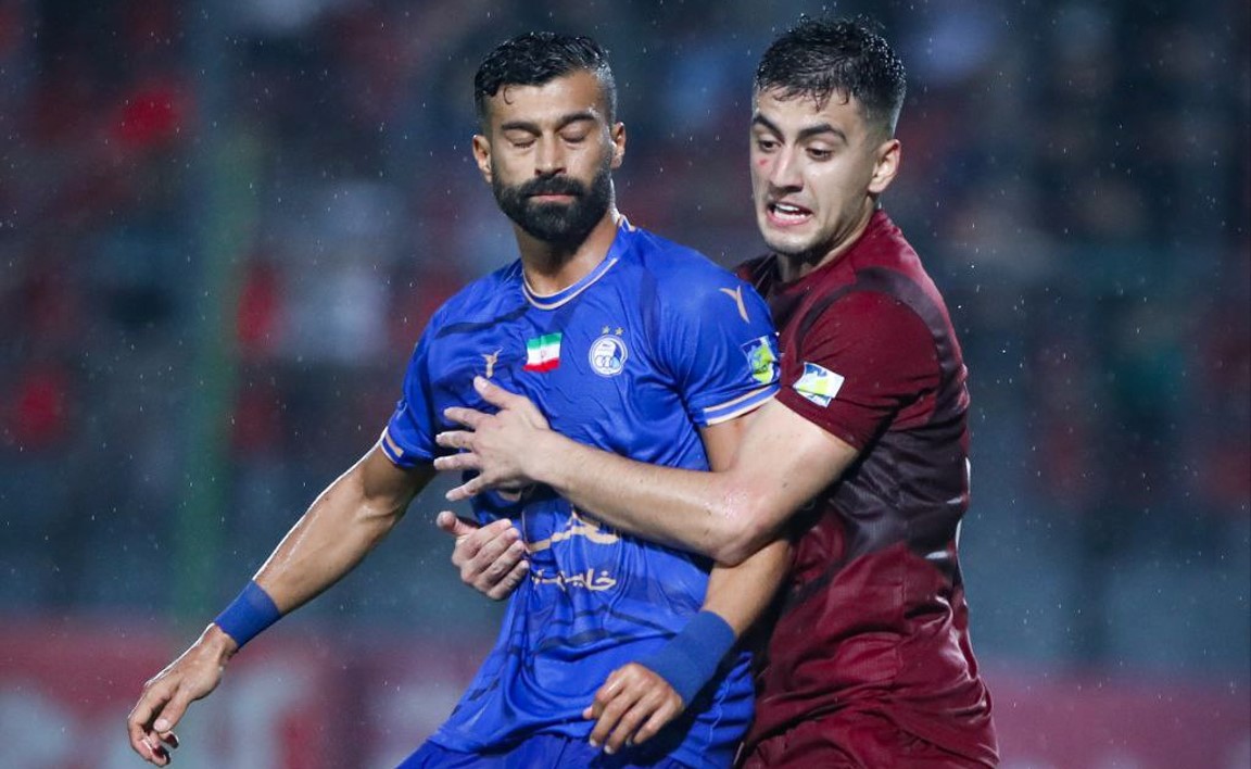 مرصاد سیفی مدافع چپ نساجی قائمشهر در مصاف با رامین رضاییان مدافع راست استقلال تهران - بازی استقلال و نساجی در لیگ برتر فوتبال ایران