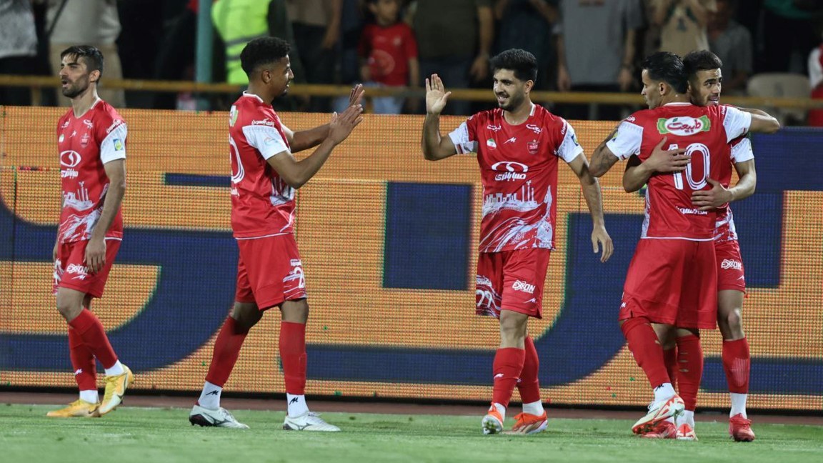 بازیکنان پرسپولیس تهران در شادی گل - اوستون اورونوف بازیکن ازبکستان و پرسپولیس - محمد خدابنده لو - میلاد محمدی - ایوب العملود