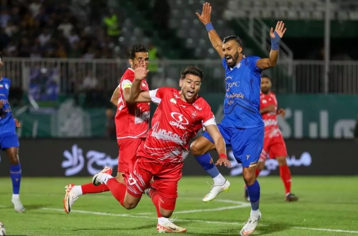 سعید مهری هافبک پرسپولیس تهران - رامین رضاییان دفاع راست استقلال تهران - دربی تهران در تاریخ مهرماه 1403 - کسب پنالتی سعید مهری روی خطای رامین رضاییان - لیگ برتر ایران