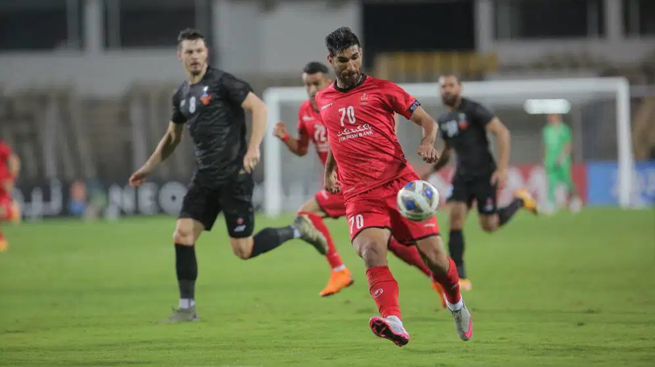 شهریار مغانلو مهاجم سابق پرسپولیس تهران در بازی با گوا هند - لیگ برتر ایران