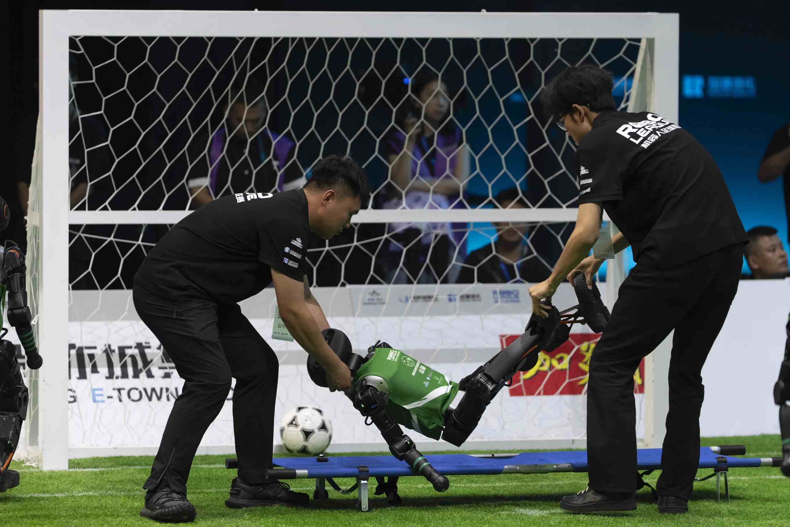 فوتبال بازی کردن رباتها