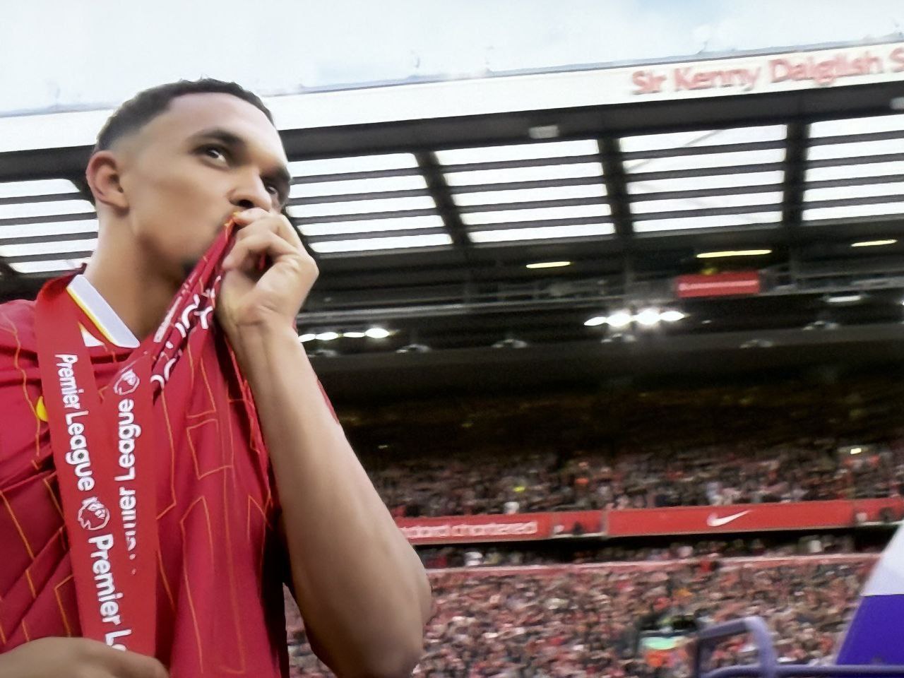 بوسه ترنت الکساندر آرنولد بر لوگوی لیورپول قبل از رفتن به رئال مادرید 