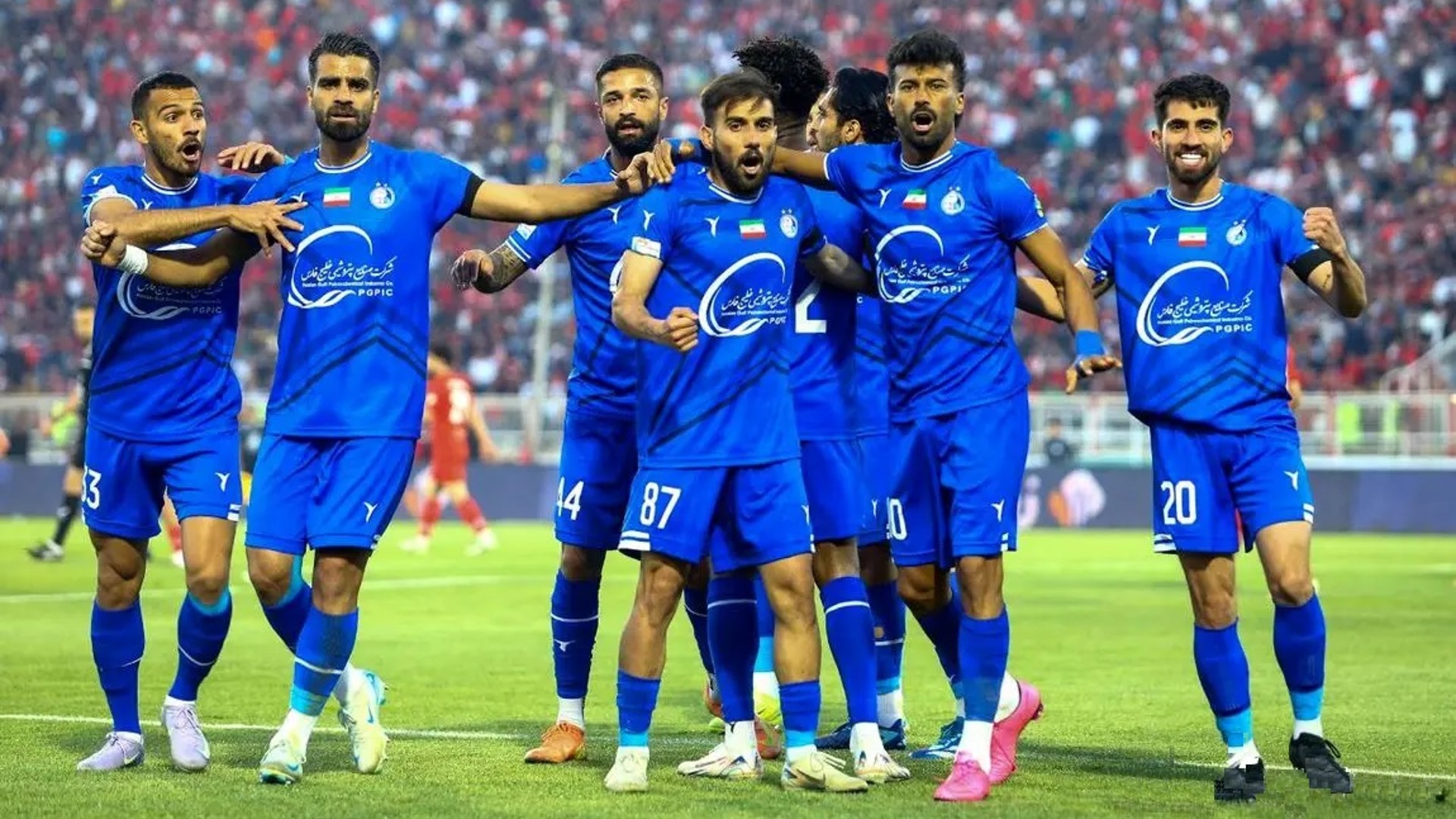 رامین رضاییان بازیکن سابق سپاهان و پرسپولیس و تیم ملی ایران - بازیکن حال حاضر استقلال تهران - ابوالفضل جلالی بازیکن استقلال و تیم ملی ایران - حسین مرادمند بازیکن استقلال - علیرضا کوشکی بازیکن استقلال تهران مهران احمدی بازیکن استقلال - آرمین سهرابیان بازیکن سابق استقلال تهران 