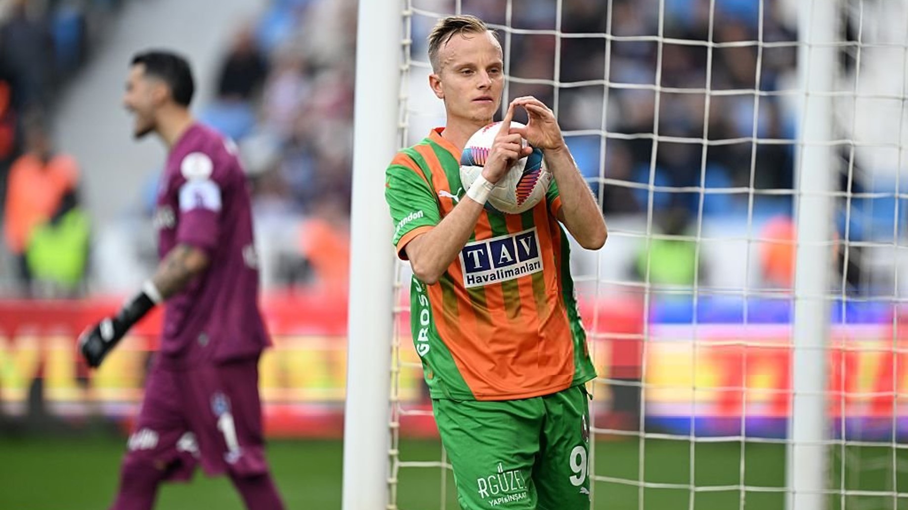 فلورن هادرجونای یا فلورنت هادرژوناژ مدافع راست آلبانیایی-فرانوسی-کوزوویی مدنظر پرسپولیس بازیکن حال حاضر تنی ملی کوزوو و آلانیا اسپور ترکیه - لیگ برتر ایران