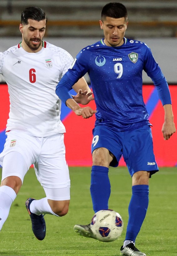 اودیل خامروبکوف هافبک تیم ملی ازبکستان و بنیادکار - سعید عزت اللهی هافبک تیم ملی ایران